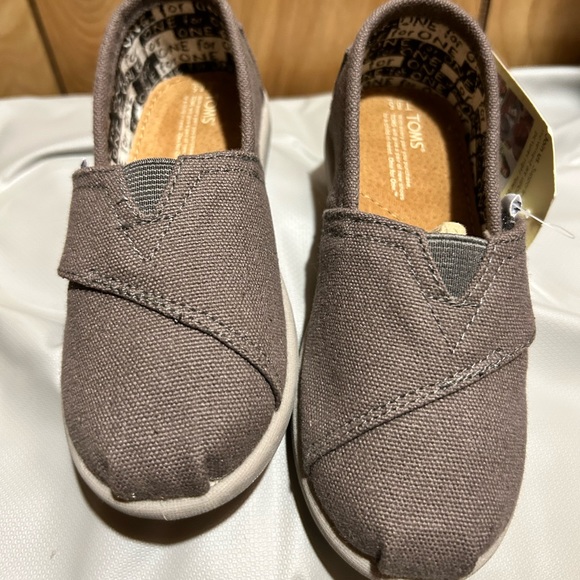 Tiny Toms size 8.5. Gray - Picture 1 of 2